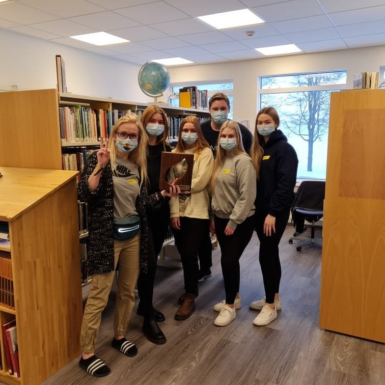 nemendarad-og-rakel-med-verdlaunagripinn