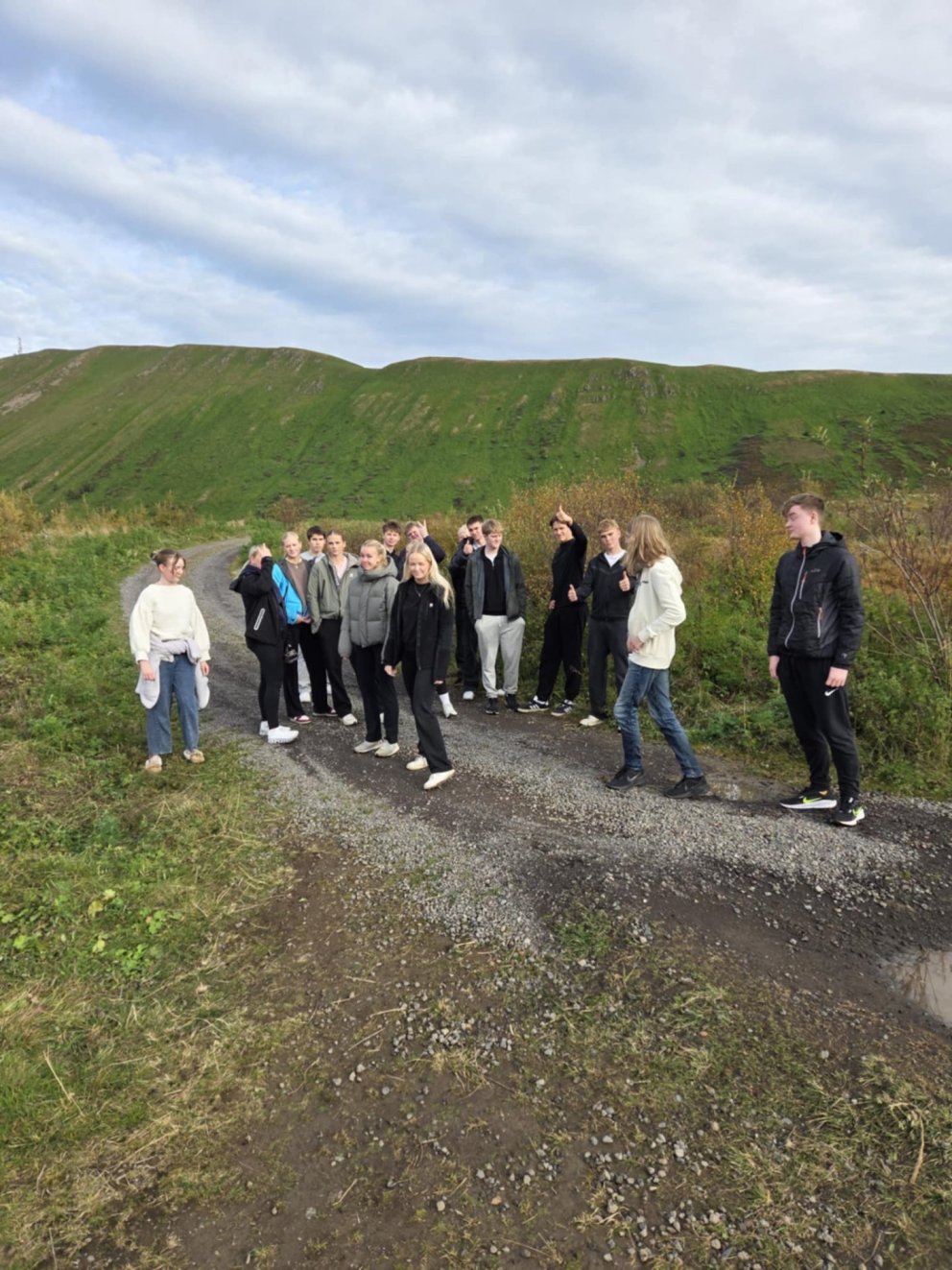 Nemendur í göngu upp við Botnsvatn