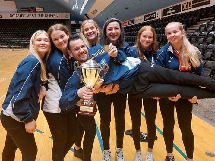 Hér má sjá nokkra af fulltrúm FSH með gullverðlaunin ásamt þjálfurum sínum.