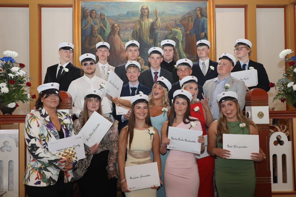 Útskriftarnemar í sínu fínasta pússi.