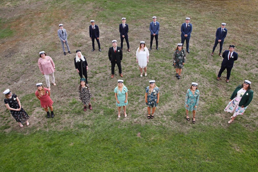 Útskriftarnemar ásamt skólameistara og aðstoðarskólameistara.