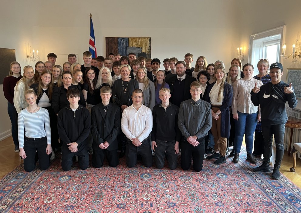 Nemendur og starfsmenn ásamt Höllu Tómasdóttur forseta lýðveldisins