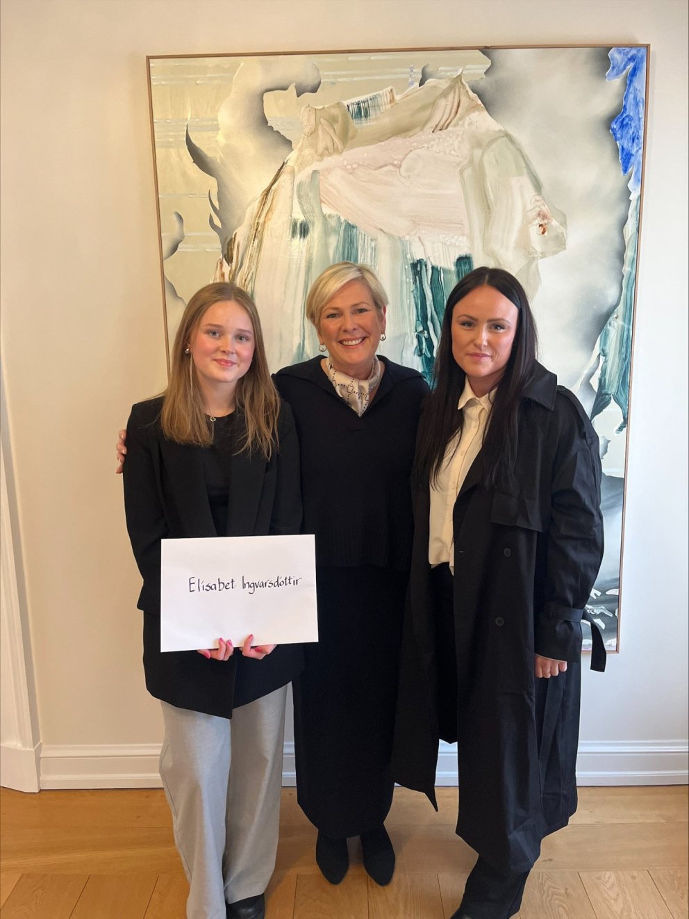 Elísabet Ingvarsdóttir ásamt Höllu Tómasdóttir forseta og Karolínu Kr. Gunnlaugsdóttir kennara sínum…