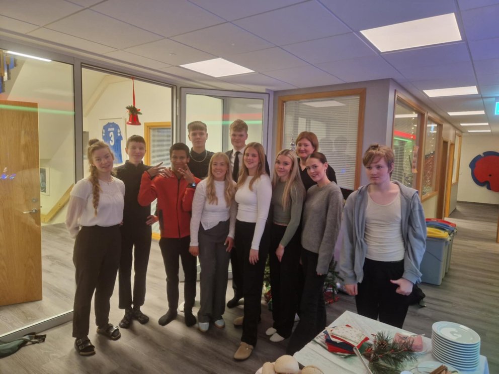 Stjórn NEF ásamt hluta nemenda af starfsbraut og starfsfólki þar.