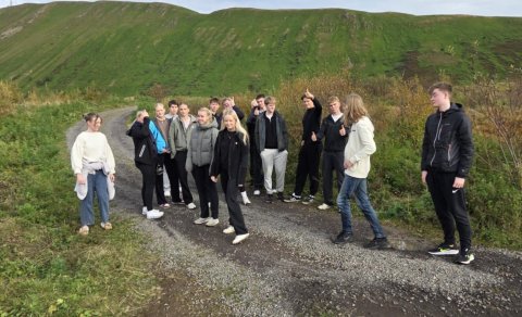 Nemendur í göngu upp við Botnsvatn