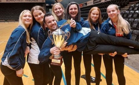 Hér má sjá nokkra af fulltrúm FSH með gullverðlaunin ásamt þjálfurum sínum.