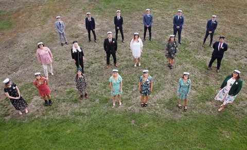 Útskriftarnemar ásamt skólameistara og aðstoðarskólameistara.