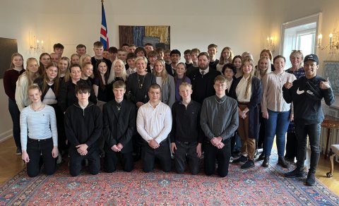 Nemendur og starfsmenn ásamt Höllu Tómasdóttur forseta lýðveldisins