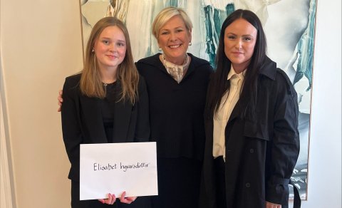 Elísabet Ingvarsdóttir ásamt Höllu Tómasdóttir forseta og Karolínu Kr. Gunnlaugsdóttir kennara sínum…