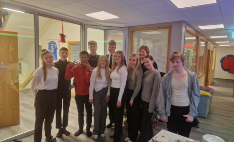 Stjórn NEF ásamt hluta nemenda af starfsbraut og starfsfólki þar.